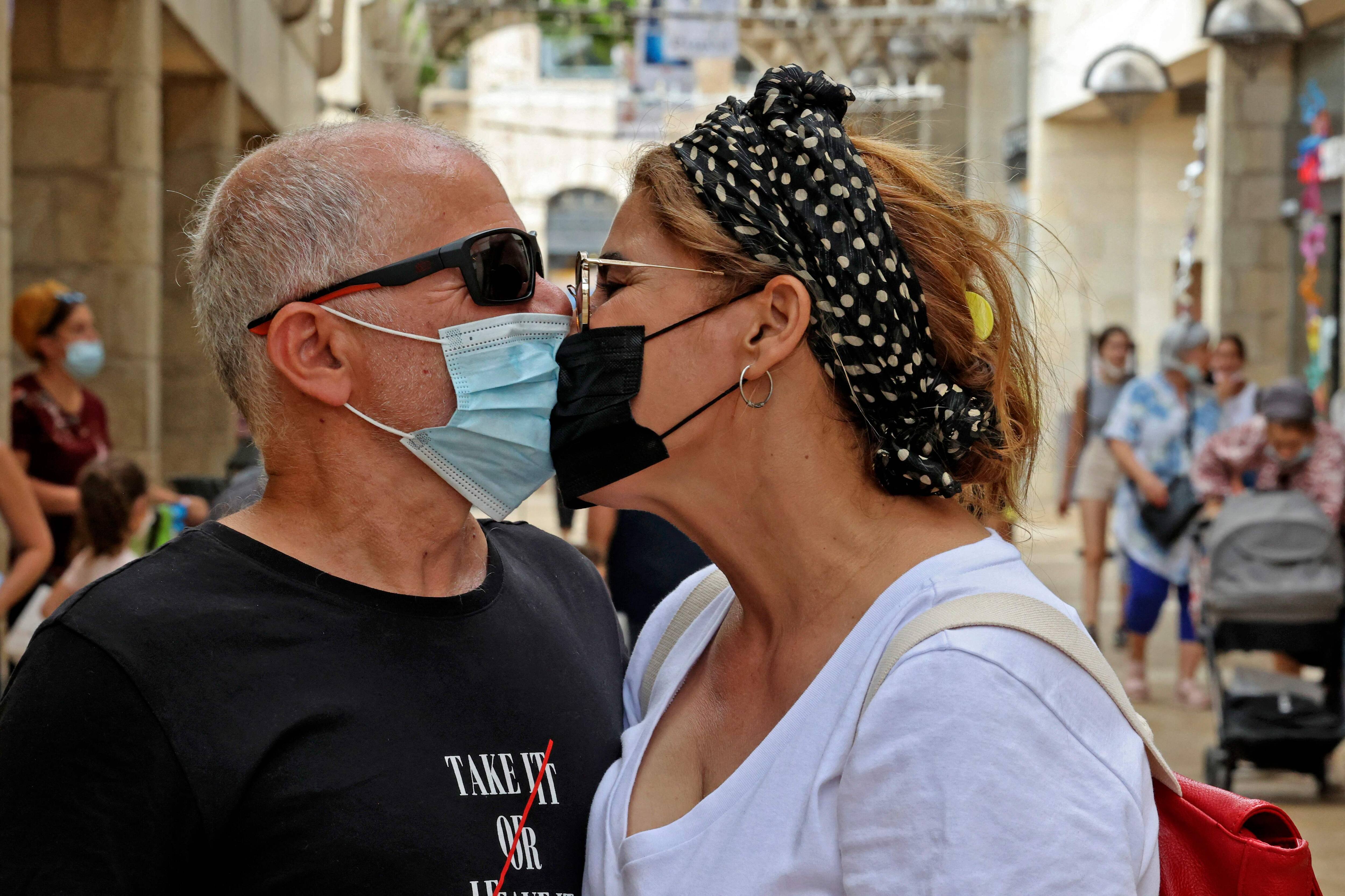 Le port du masque demand&eacute; pendant les &eacute;bats sexuels &agrave; la Saint-Valentin