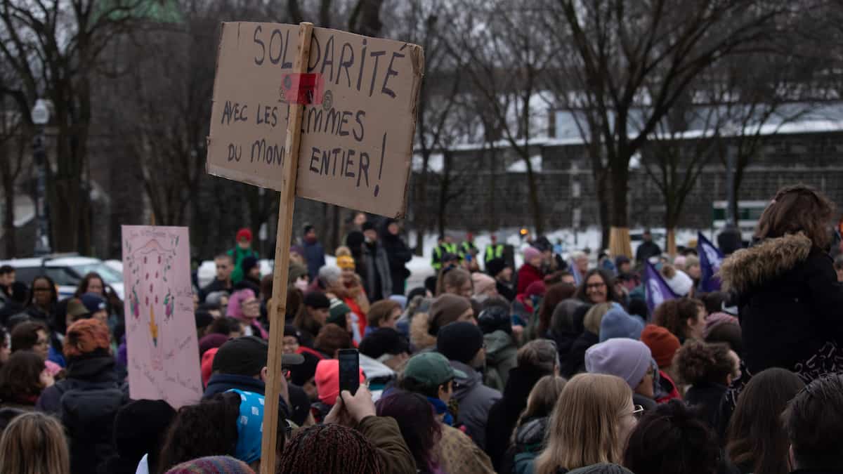 Manifestations pour les droits des femmes: la politique internationale au cœur des préoccupations