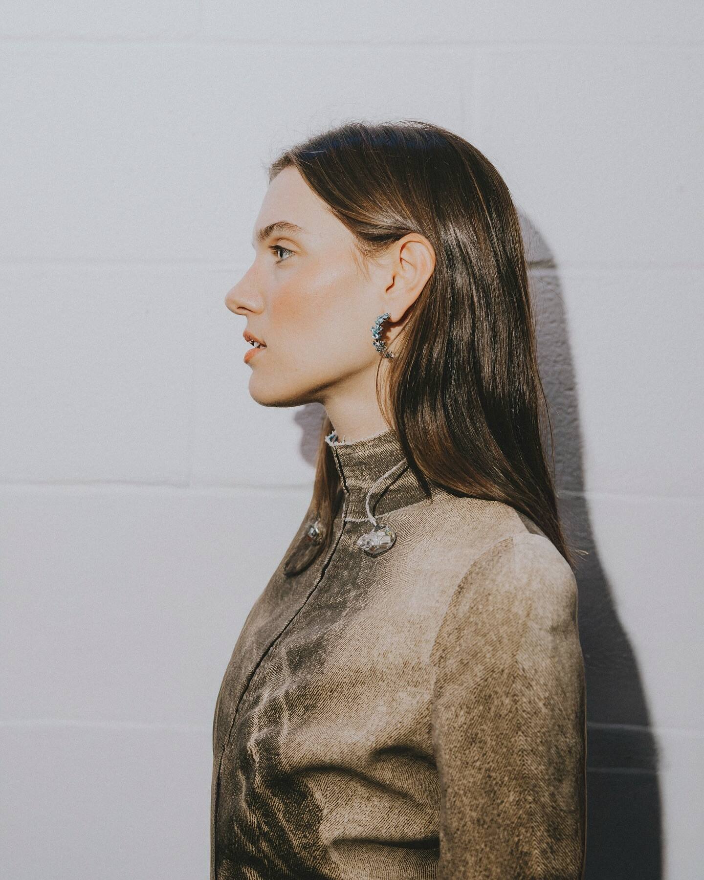 Elle expose ses abdos dans son look angélique