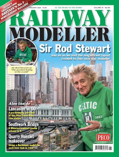 Rod Stewart, en rosa extravagante durante su concierto en el Festival de Glastonbury, en Inglaterra el domingo pasado, lanzó el Festival del Festival de Verano el jueves por la noche, en Quebec.