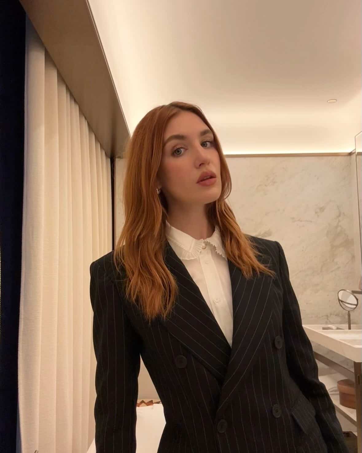 Elle capte l'attention avec ses looks de mannequin