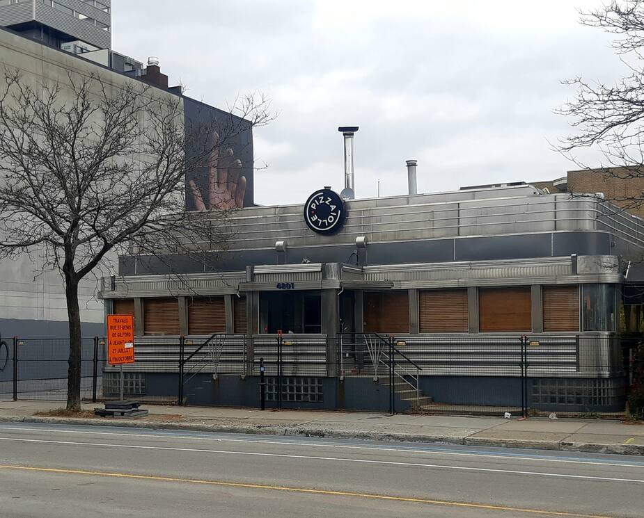 Le restaurant Pizzaiolle du Plateau-Mont-Royal, situé au croisement des rues Saint-Denis et Gilford, ferme définitivement ses portes en raison de la pandémie et des travaux et changements sur la rue Saint-Denis, à Montréal, jeudi le 29 octobre 2020.