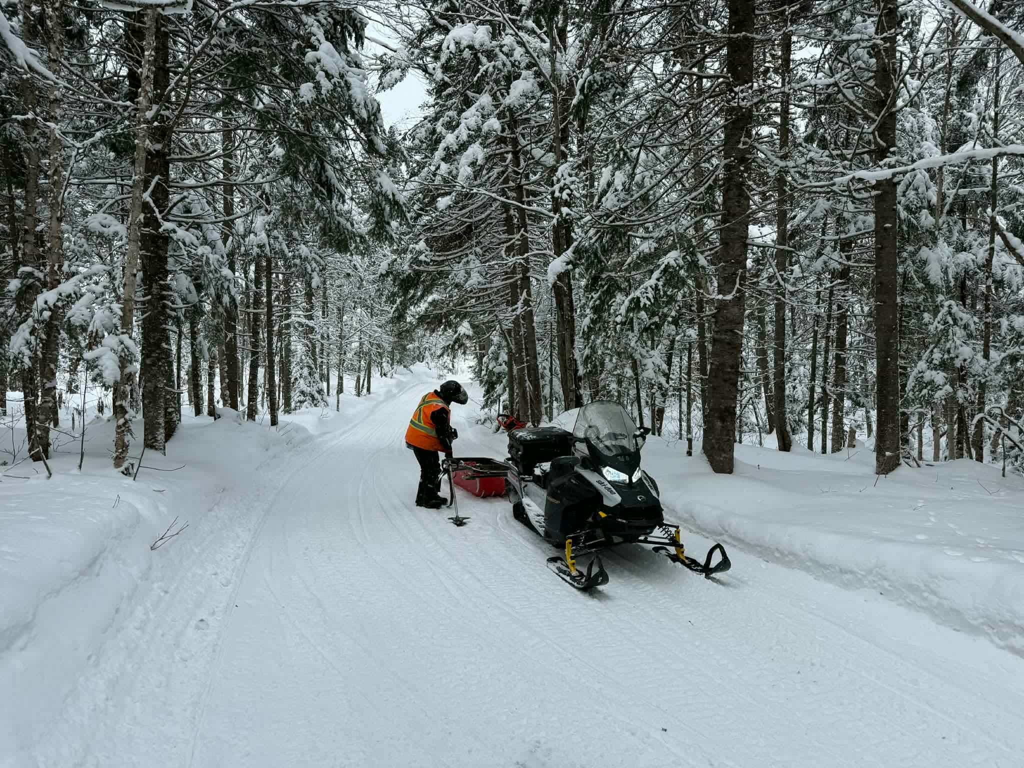 Plusieurs benévoles du club patrouillent les sentiers et voient à ce qu'aucun obstáculo ne viennent nuire au passage des motoneiges.