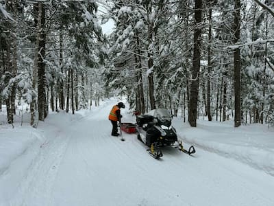 Plusieurs benévoles du club patrouillent les sentiers et voient à ce qu'aucun obstáculo ne viennent nuire au passage des motoneiges.