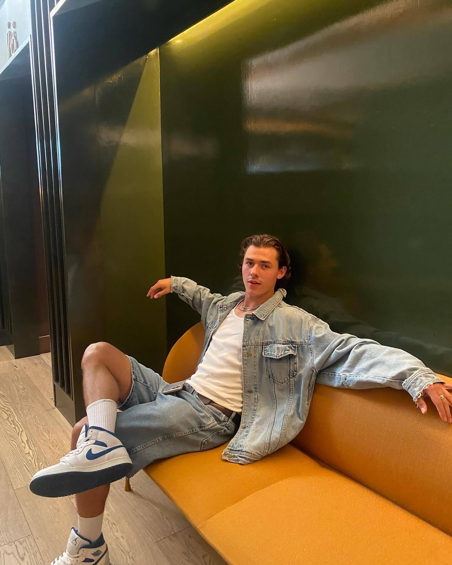 Il nous confie le malaise de son 1er bec à l'écran