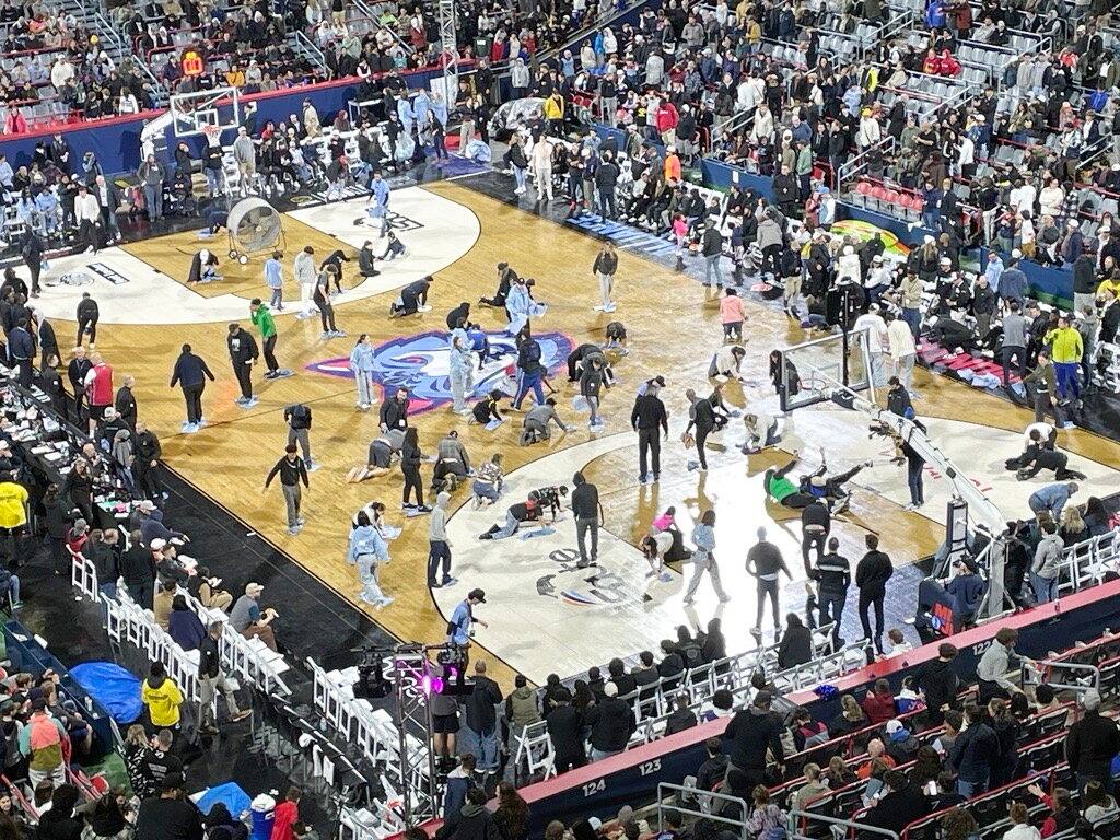 Tavis Smith scored eight points in the first two quarters on Sunday, on the occasion of a historic match disputed outside, at the IGA stadium, between the Montreal Alliance and the Ottawa Blackjacks.