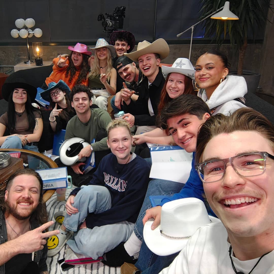 Les gars mettent les filles dans un contexte tendu