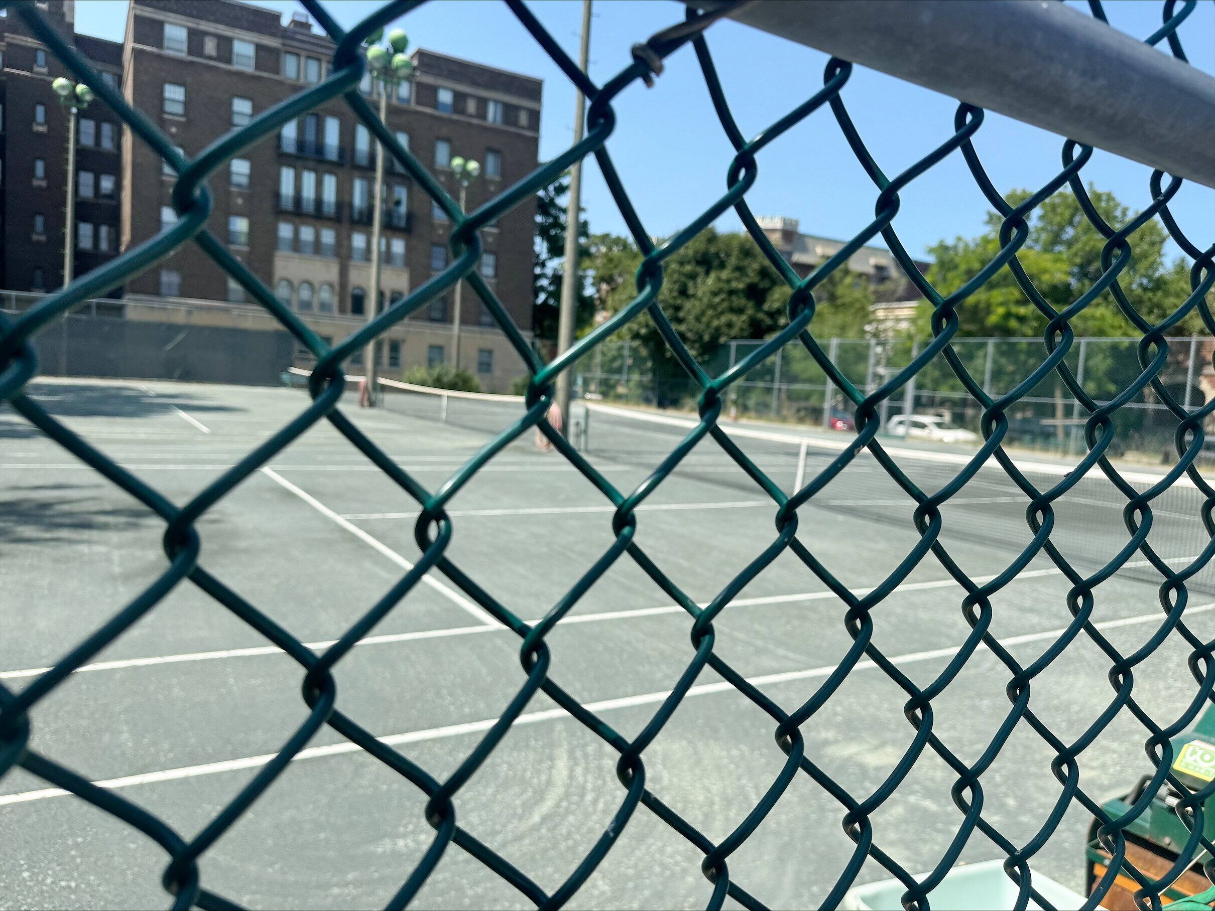Pr&eacute;sence d&rsquo;amiante: Montr&eacute;al ordonne la fermeture temporaire de 32 terrains de tennis en terre battue