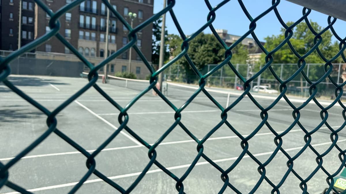 Présence d’amiante: Montréal ordonne la fermeture temporaire de 32 terrains de tennis en terre battue
