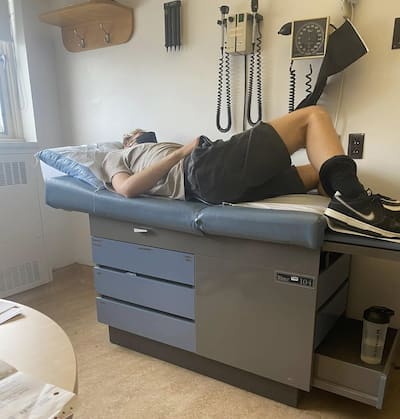 Ludovic Bégin passe ses journées étendu en raison de la COVID longue durée