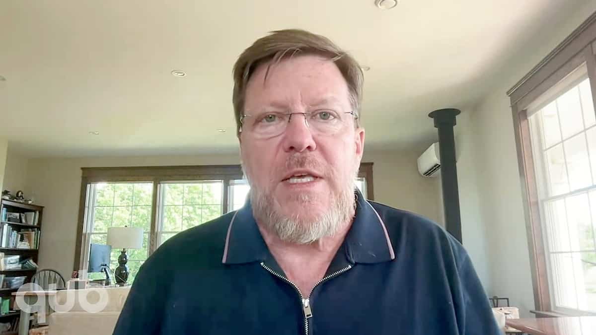 «C’est sûr que je vais arriver avec un ost** de dossier»: l’ex-agent Michel Juneau-Katsuya tire à boulets rouges sur l’AMF, qui le poursuit