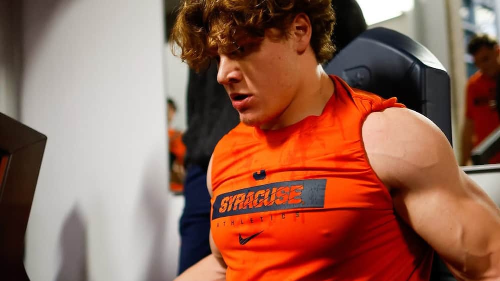 Au-delà du physique de surhomme: Antoine Deslauriers et sa quête de la NFL