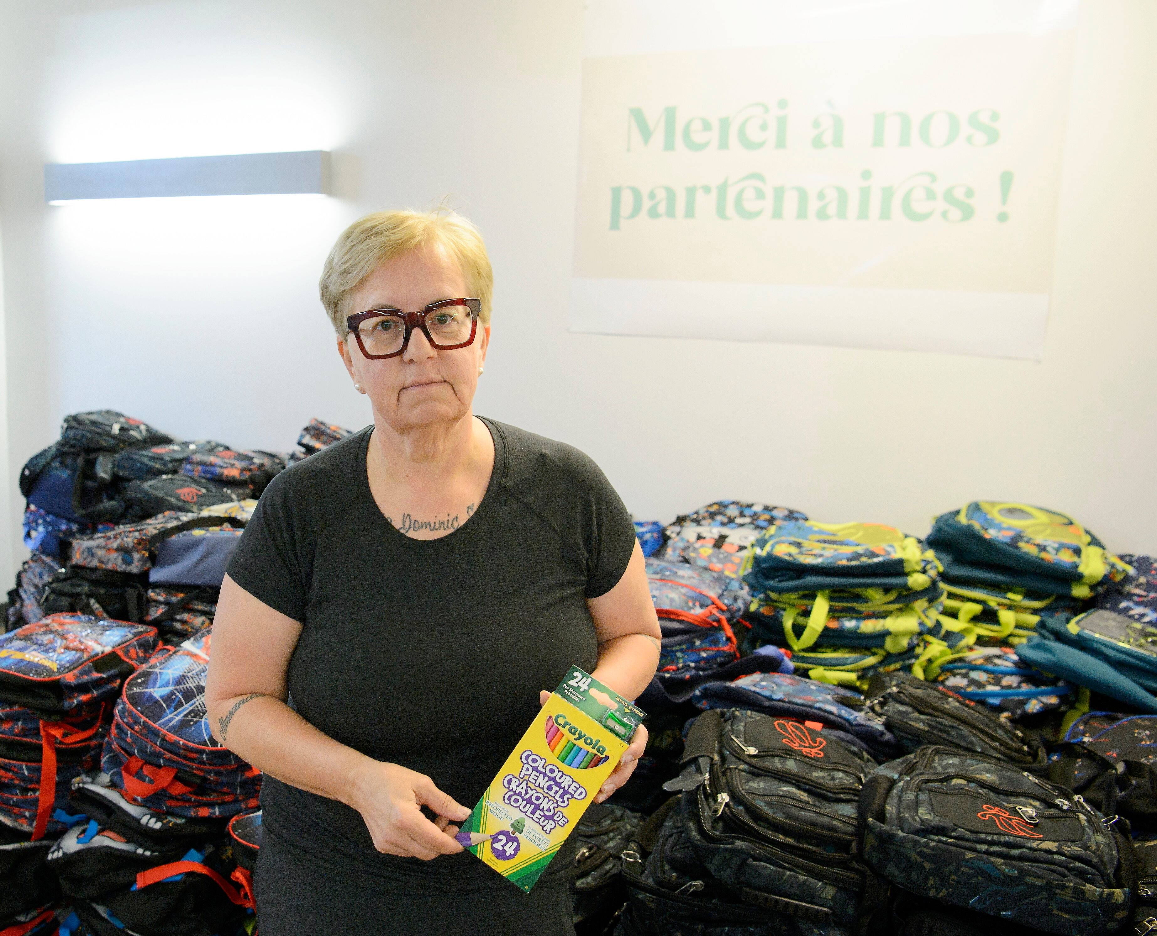 Filántropo Francine Laplante, una madrina estrella de alias, con una caja de 24 lápices de color crayola en $ 2.34 especiales en Walmart.