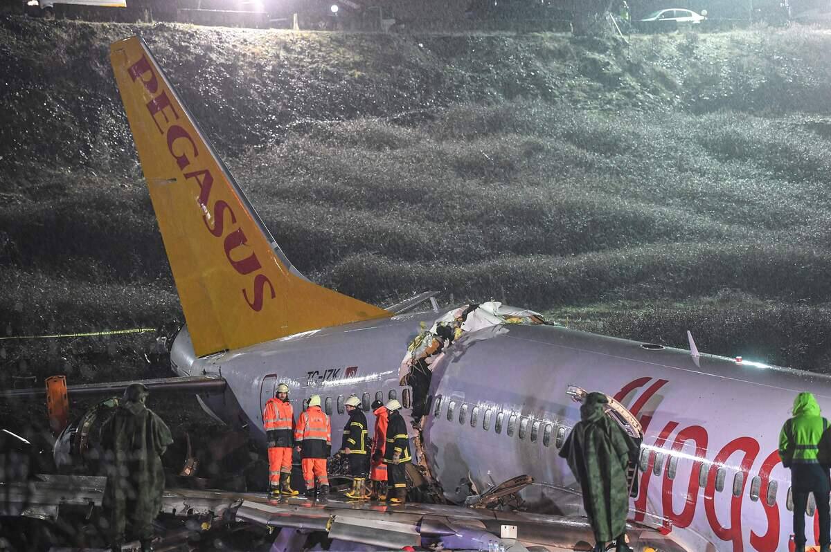 Un Avion Se Brise En Trois Apres Une Sortie De Piste A Istanbul Un Mort 157 Blesses Jdm