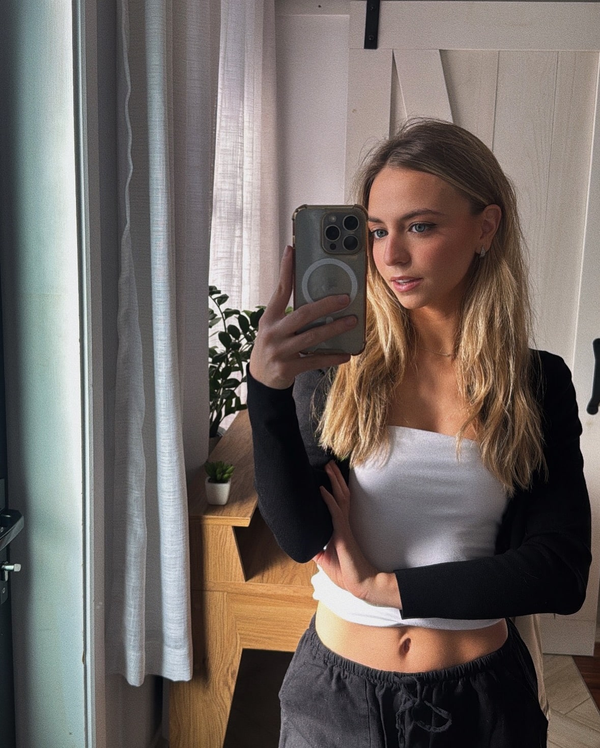 Son look de plateau sublime la chemise à carreaux