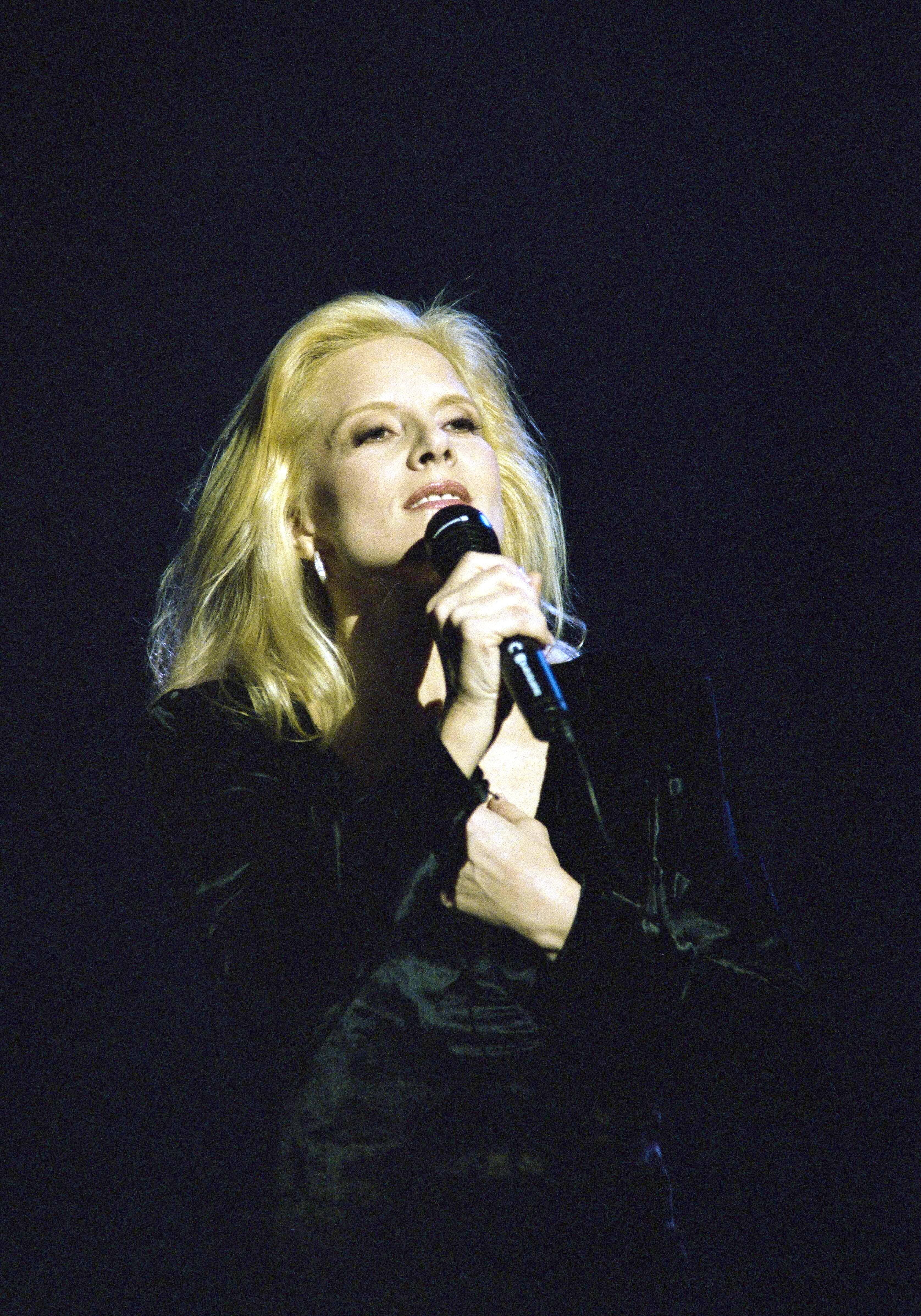 Sylvie Vartan performing