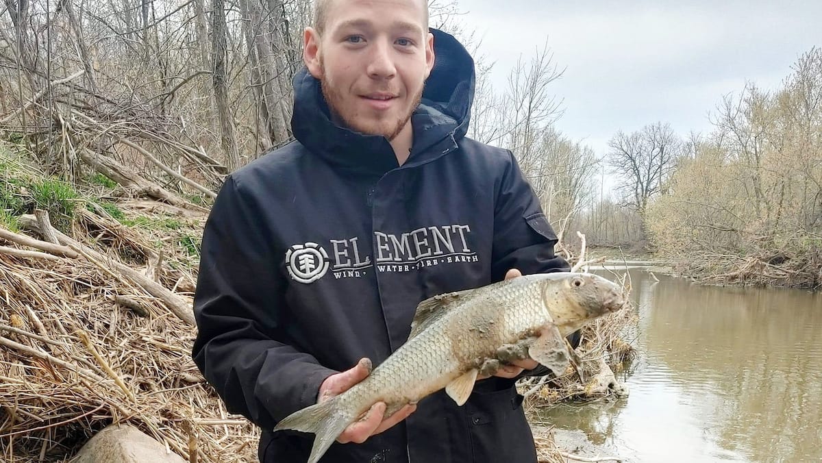 Retrouvé sans vie devant un poste de la SQ: des soupçons de négligence criminelle causant la mort émergent