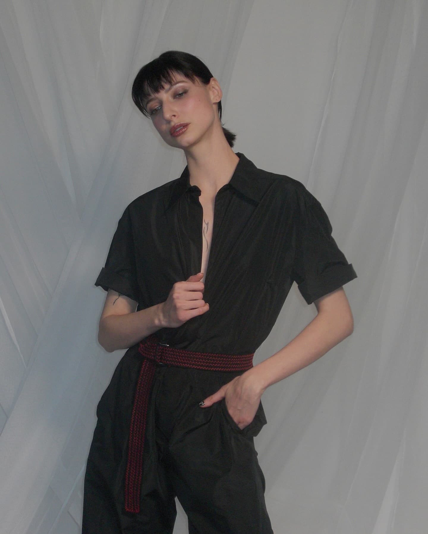 Elle ne porte qu'une cravate dans une story sexy