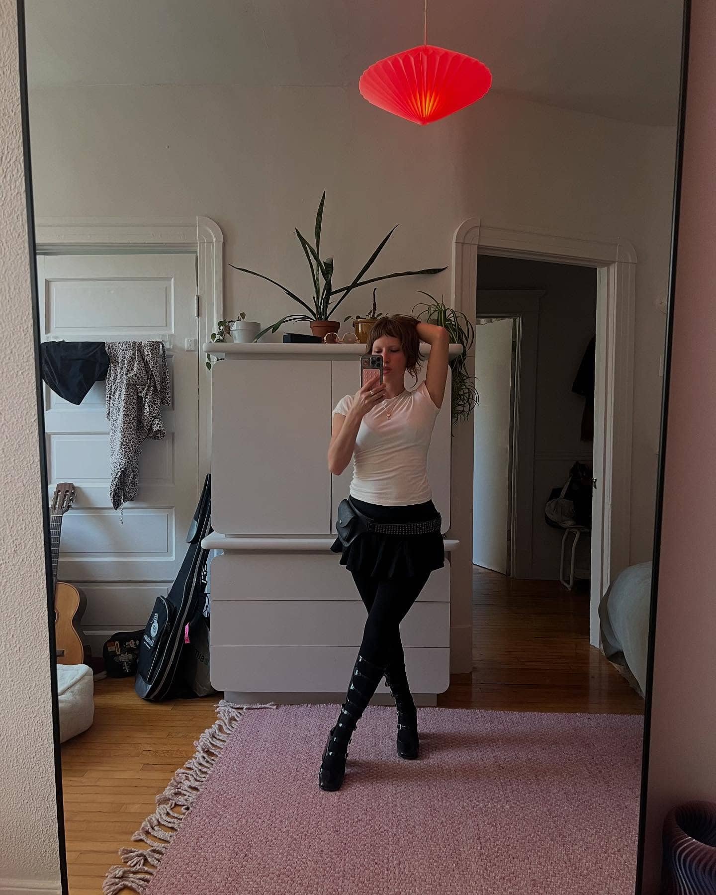 En patronne sexy, elle porte ce soulier bizarre