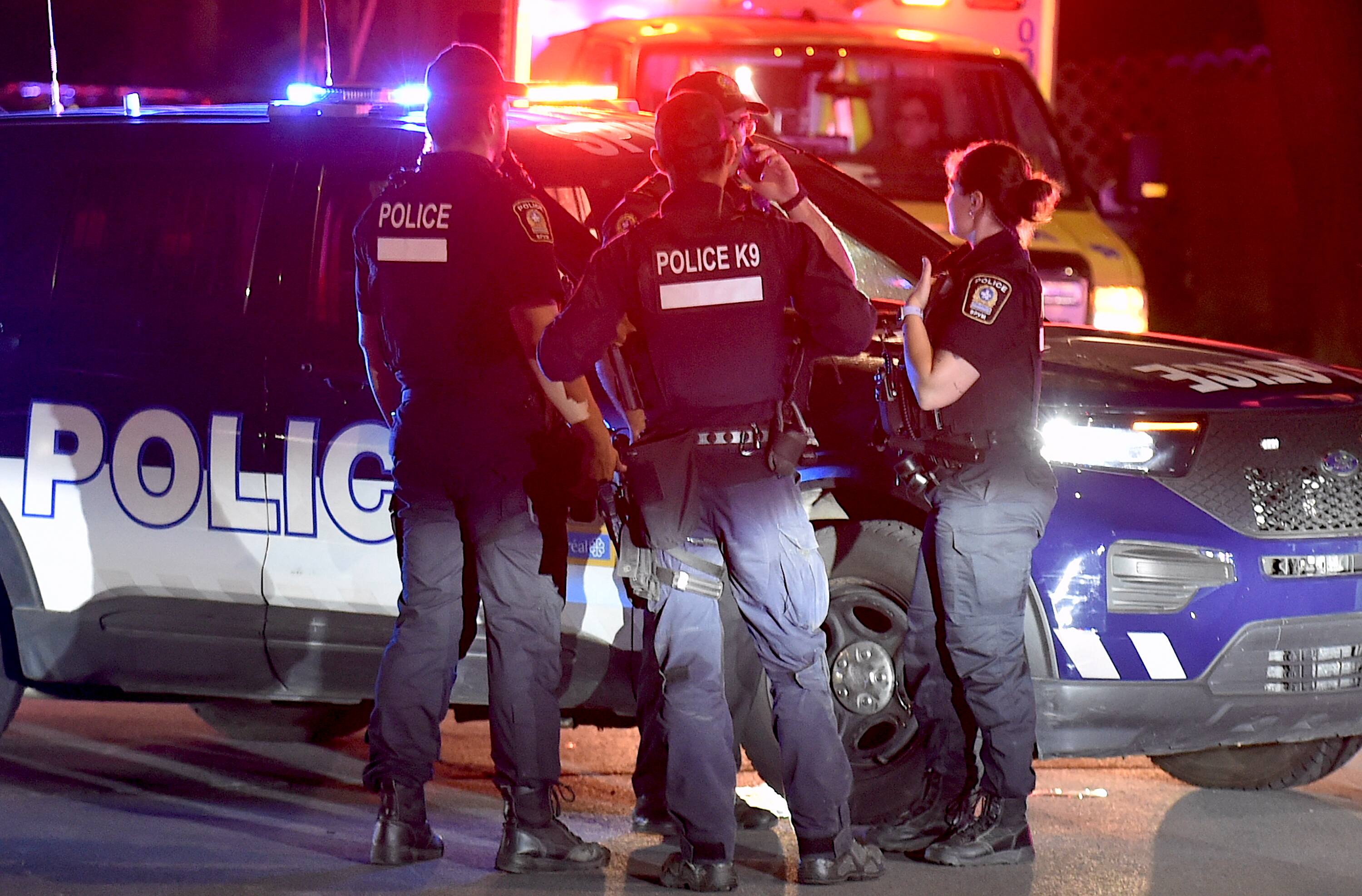 Une opération policière à laquelle ont participé des policiers de la SQ et du SPVM s’est déroulée dans le secteur de la 25e Avenue et du boulevard Robert, dans le quartier Saint-Michel à Montréal, après qu’au moins un suspect ait pris la fuite à pied au terme d’une poursuite policière en véhicule, lors d’une opération de surveillance aérienne menée par l’hélicoptère de la SQ, vers 3h, le dimanche 26 juillet 2026.
PASCAL GIRARD/AGENCE QMI