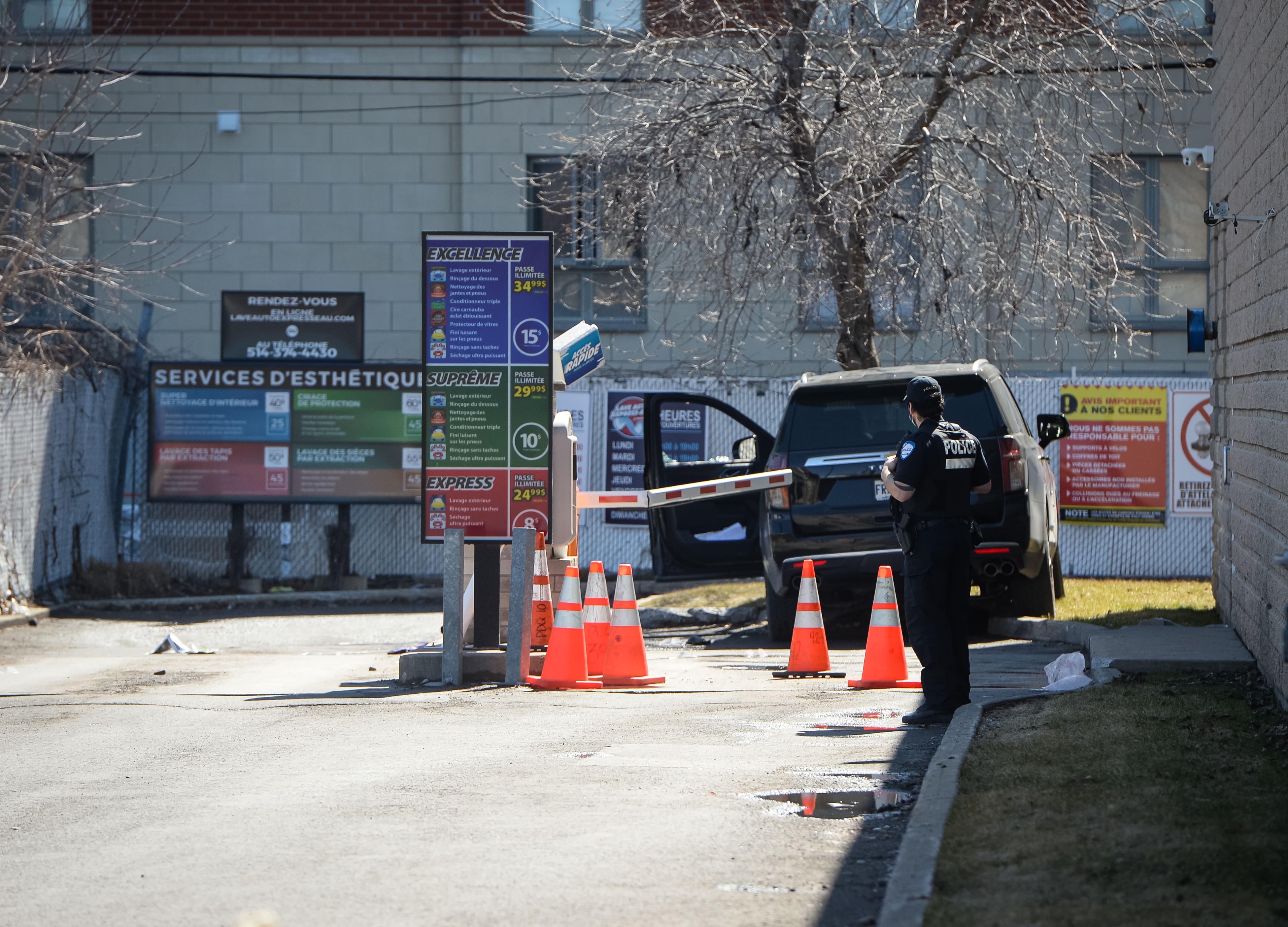Un homme dans la cinquantaine cribl&eacute; de balles