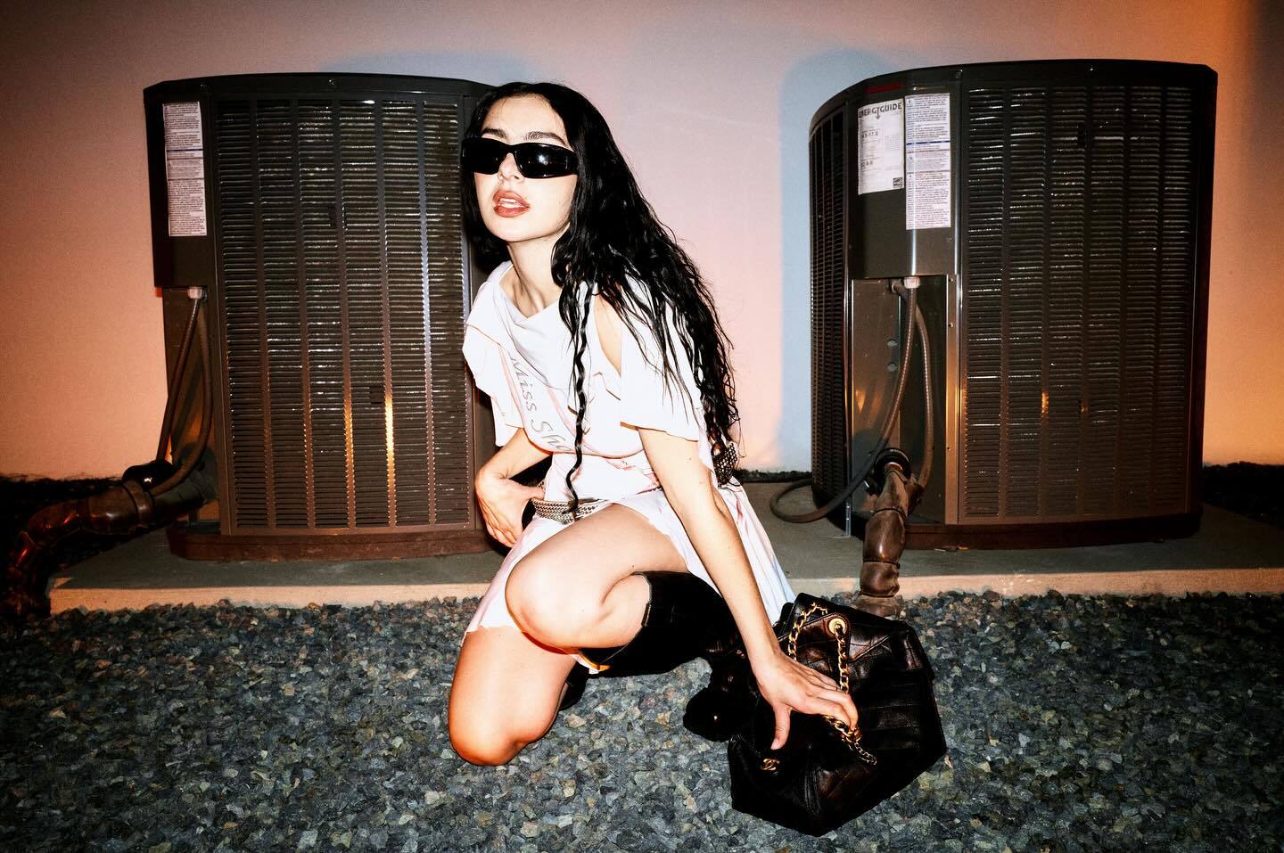 Les cheveux vagués sont «in», parole de Charli XCX