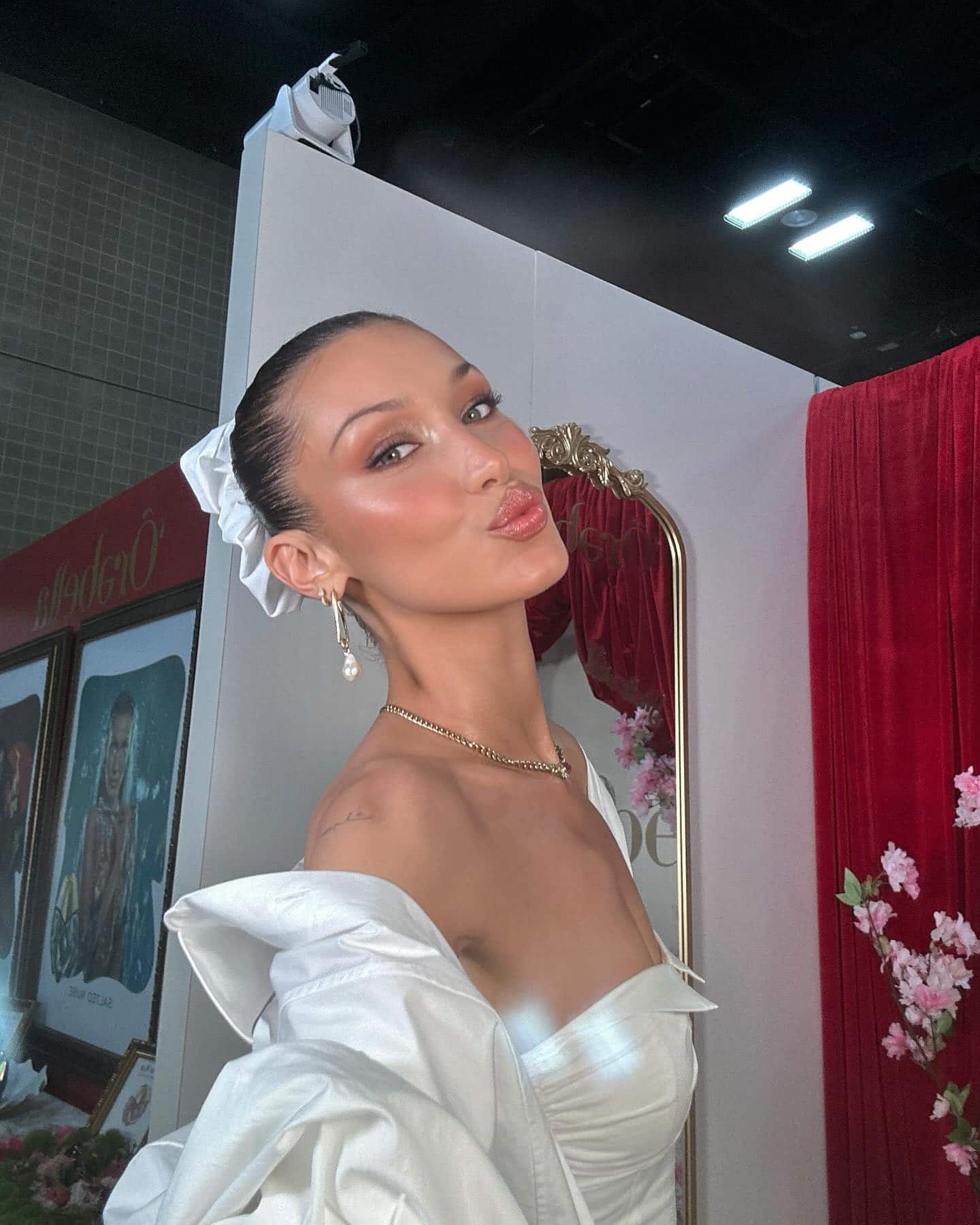 Elle révèle ses mamelons dans un chandail diaphane