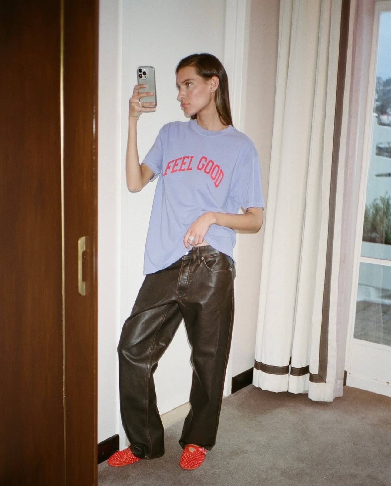 Elle est irréelle dans son look à entailles osées