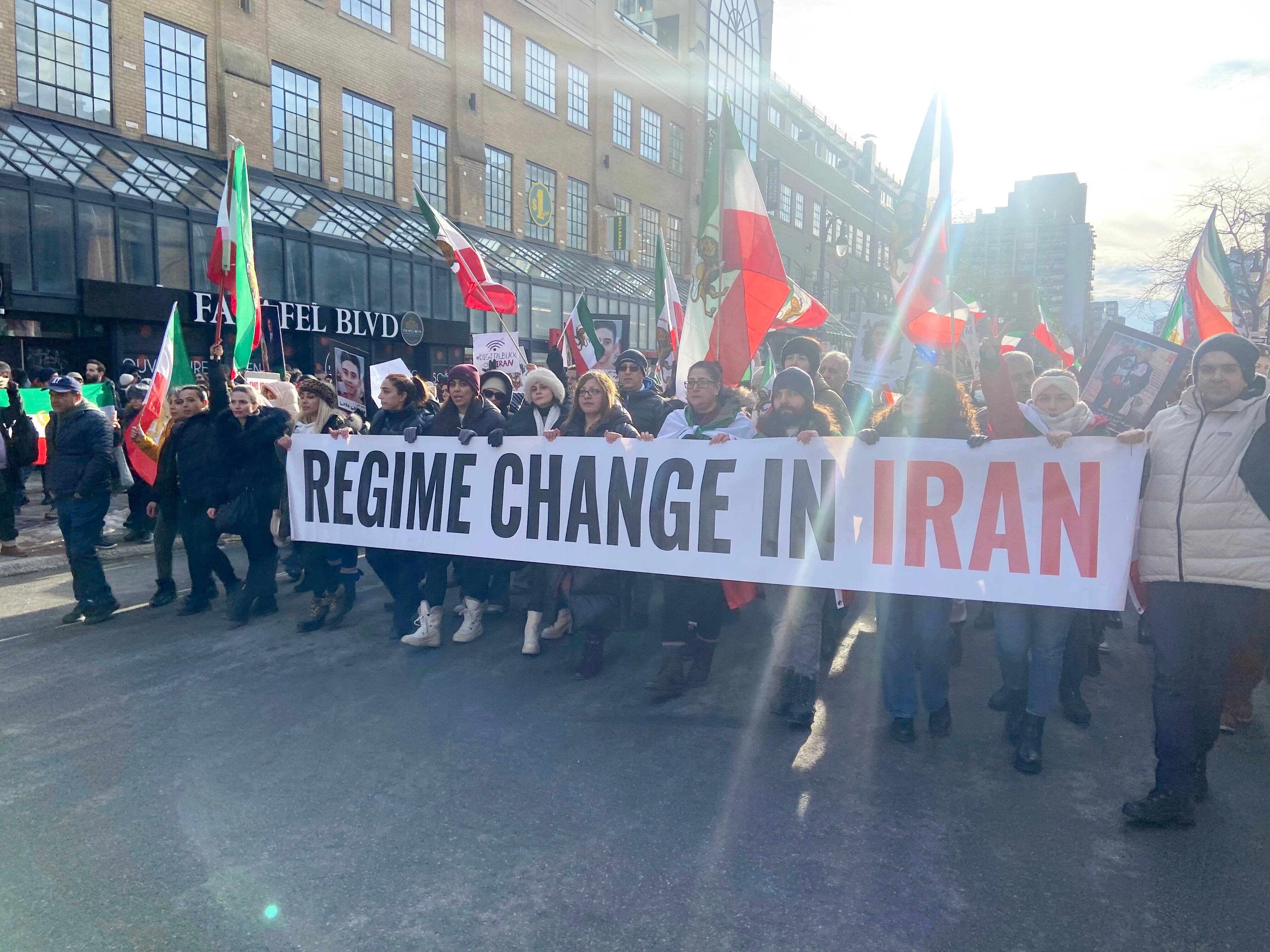 Milhares de pessoas manifestaram-se em Montreal em 10 de janeiro de 2026, pela mudança de regime no Irão. Foto de Zoé Arcand