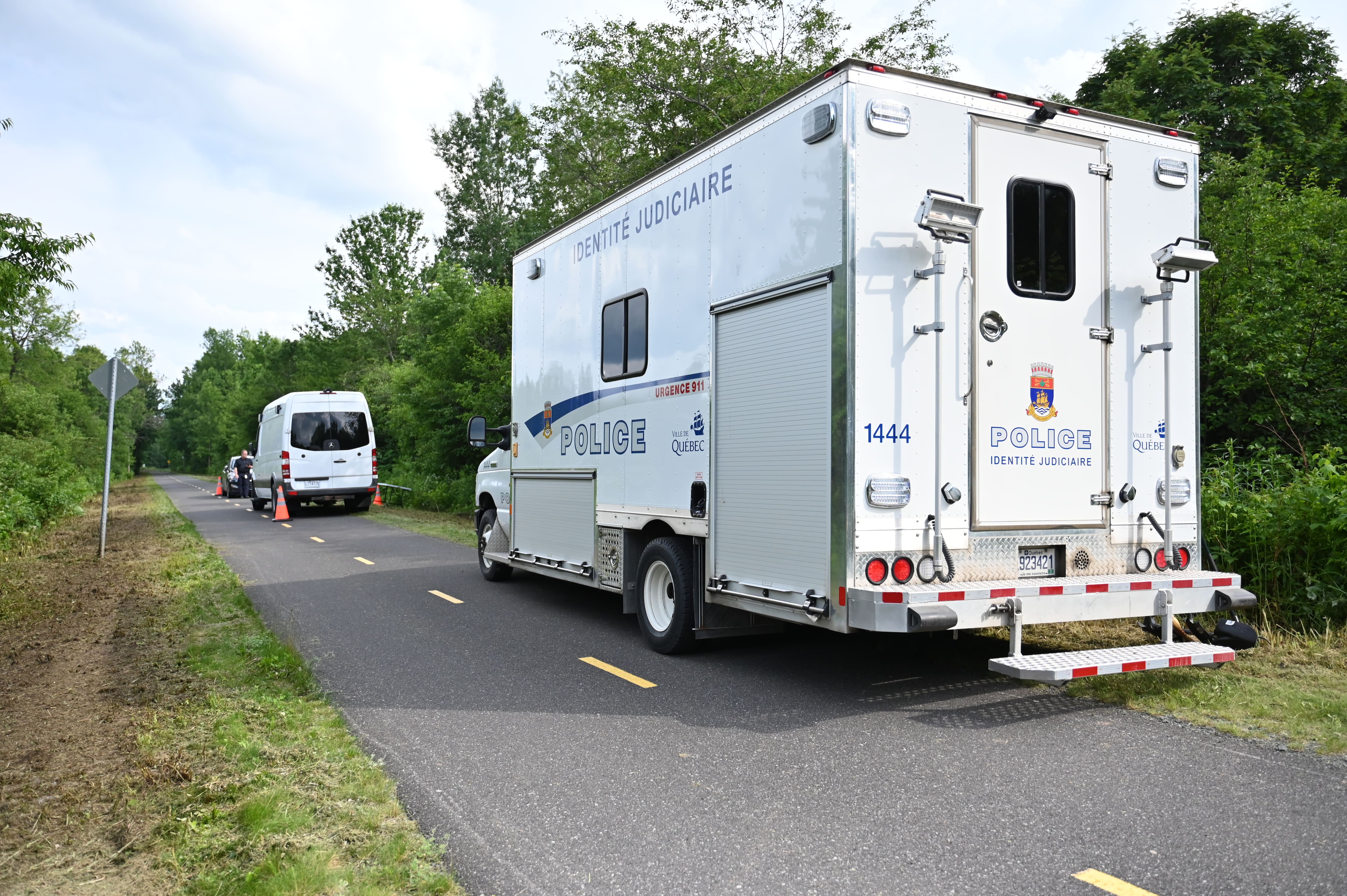 Mardi, le Service de police de la Ville de Québec a déployé deux postes de commandement, dont l'un près du chemin des Forts (photo), à Lévis, où le corps d’une femme a été découvert.