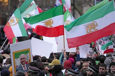 Bandeira da monarquia em manifestação em Londres