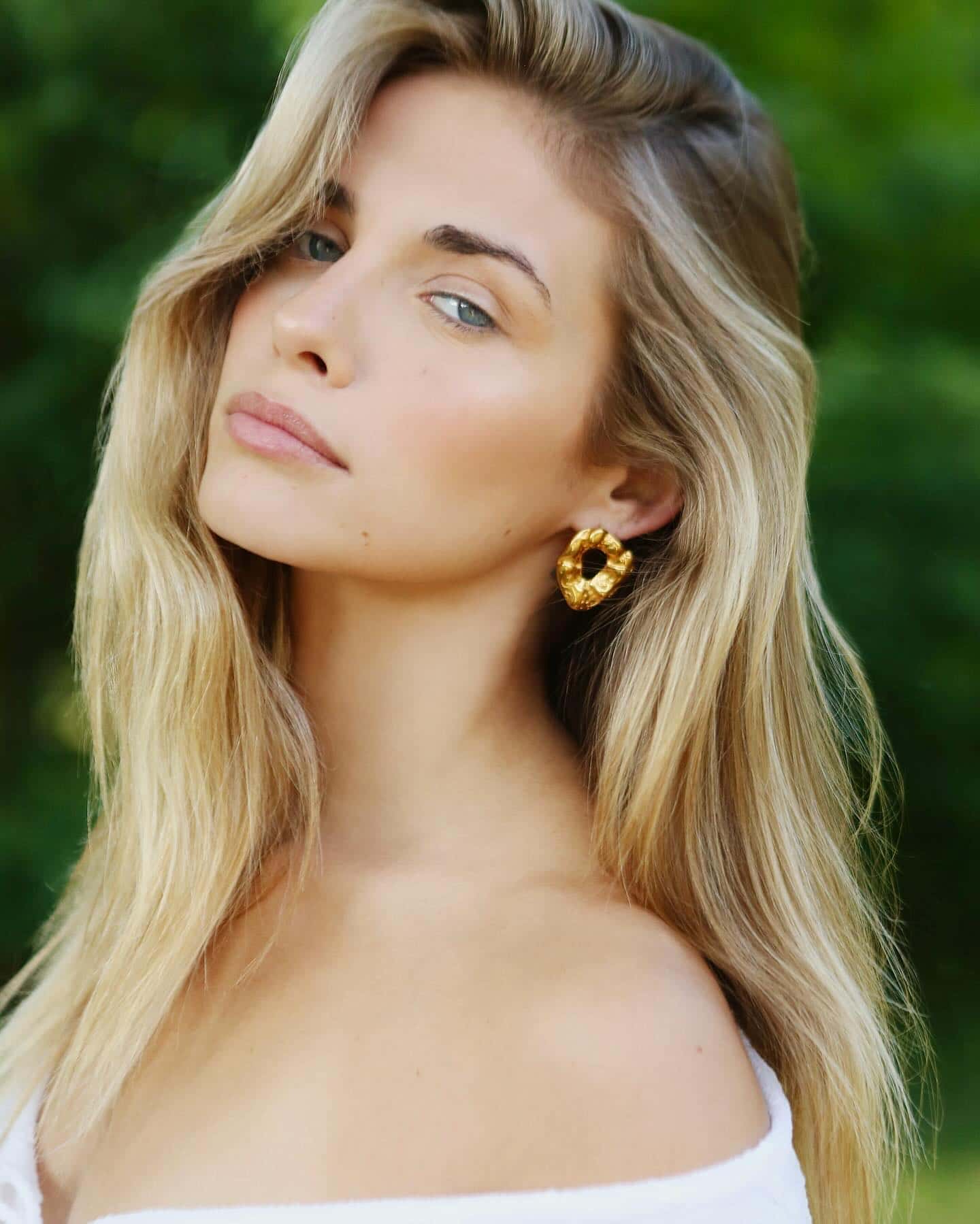 Elle embrase la plage dans une campagne de bikinis