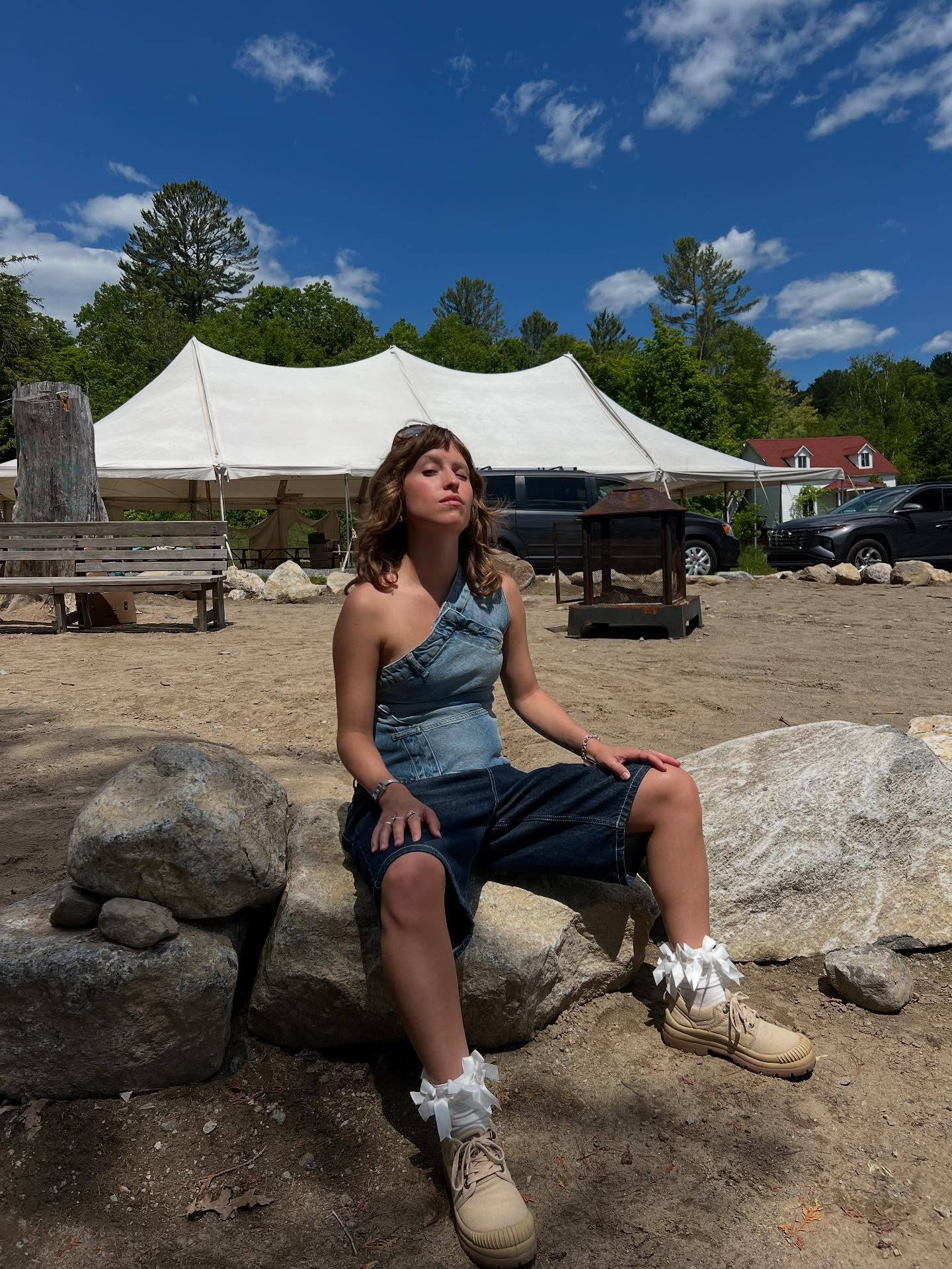 Captivante en minijupe rayée sur scène au FEQ