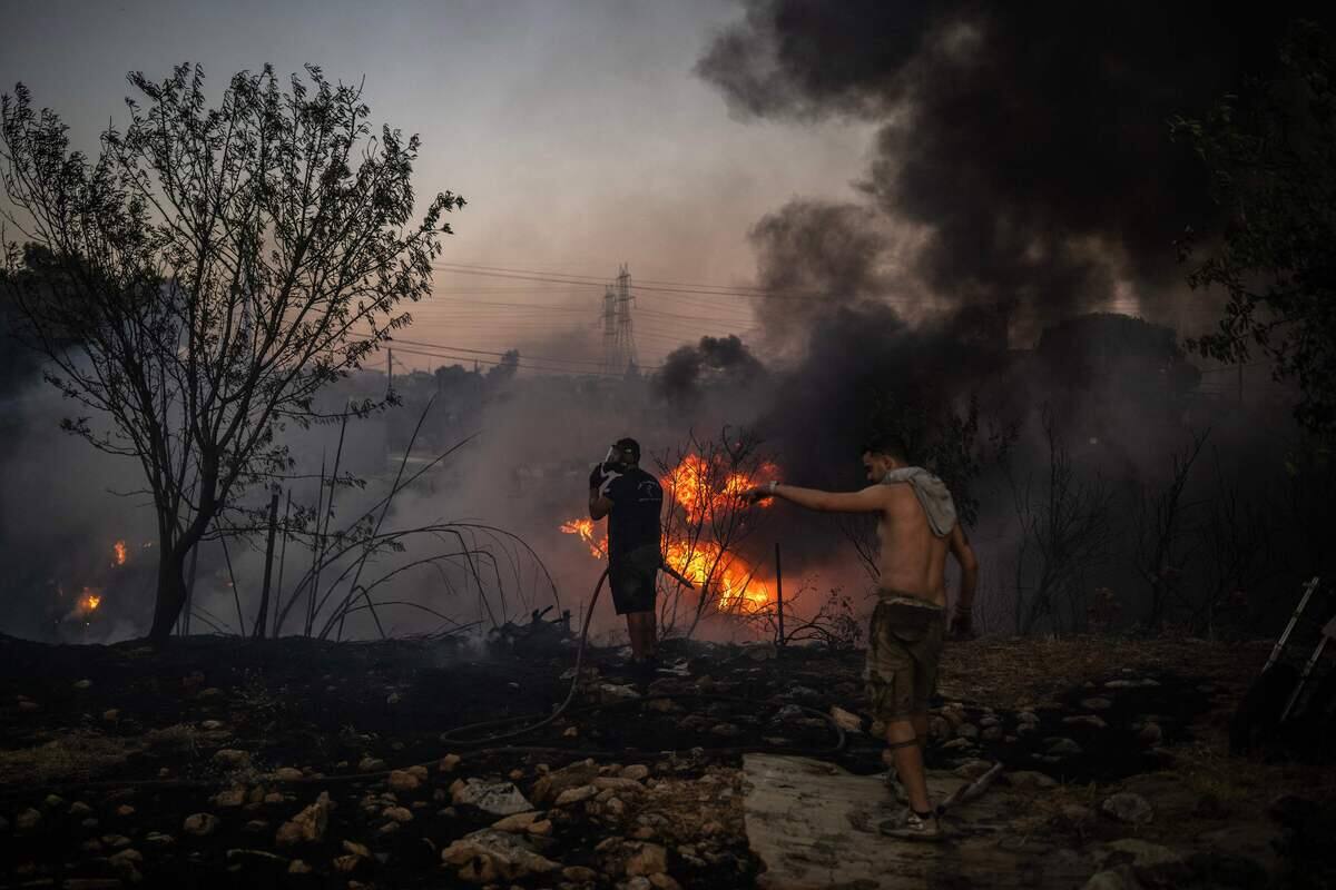 EN FOTOS | Incendios en Grecia: los bomberos avanzan, se encuentra el cuerpo en una fábrica carbonizada