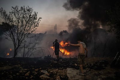 EN FOTOS | Incendios en Grecia: los bomberos avanzan, se encuentra el cuerpo en una fábrica carbonizada