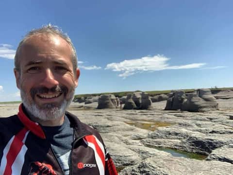 Drummondvillois Yan Traversy visited the Mingan Islands, located in eastern Quebec, at the beginning of his cycling trip across Canada. We see Mr. Traversi taking a break to enjoy the scenery, in June 2021.