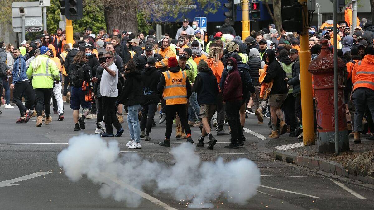 Balles en caoutchouc pour disperser des antivaccins à Melbourne