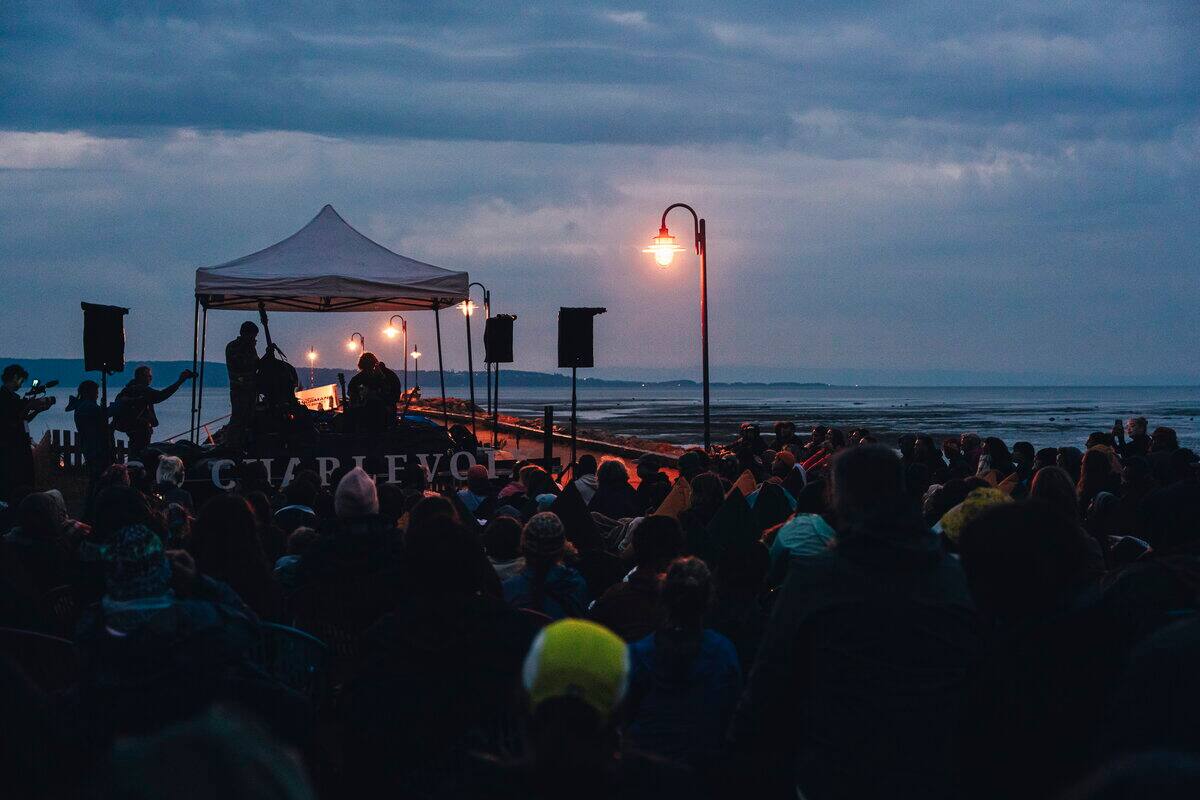 Joe Grass bends the Quai de Baie-Saint-Paul at dawn, on the last day of the festive! | Jdm