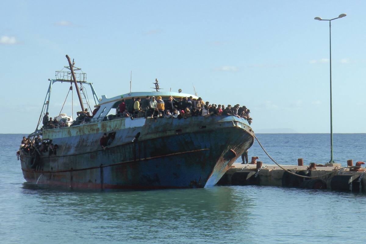 Grèce: des centaines de migrants ont accosté dans un port après une ...