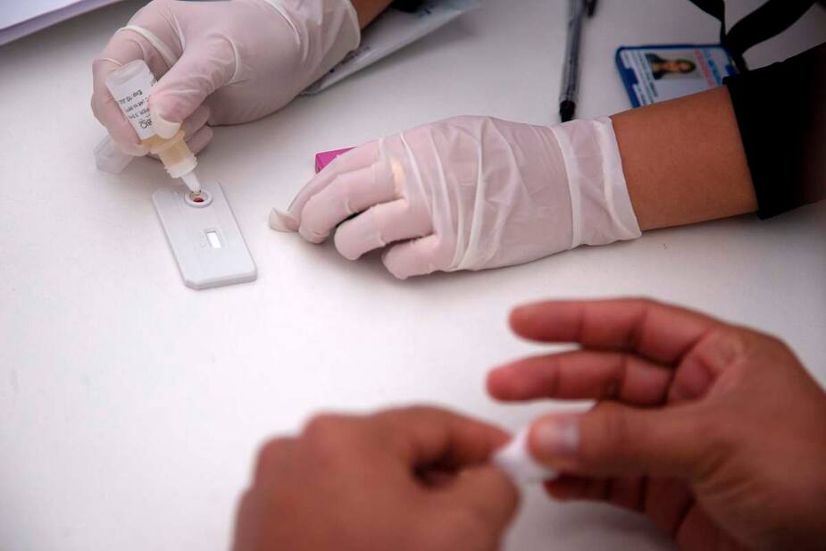 Un test de dépistage du VIH effectué lors du défilé de la Fierté Gaie à Santiago en juin 2018.