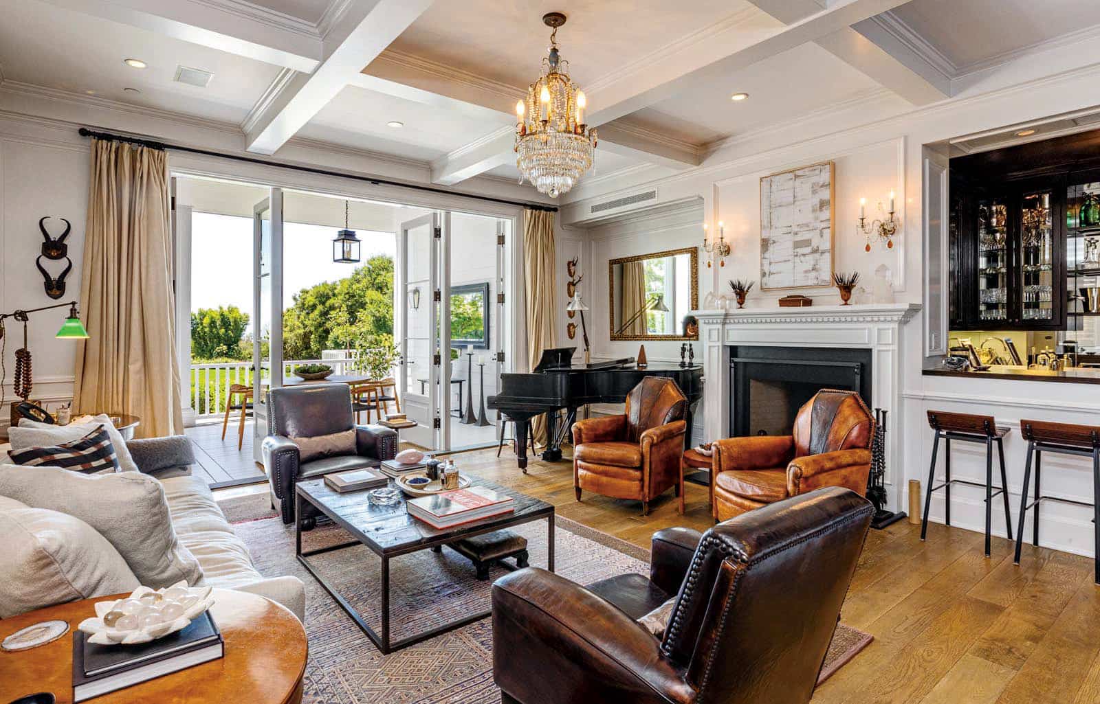 La maison a été bâtie en 2009 dans un style qui rappelle celui qu’on trouve dans la Virginie, l’État natif de Lowe. La maison comprend neuf foyers et des plafonniers faits à la main.