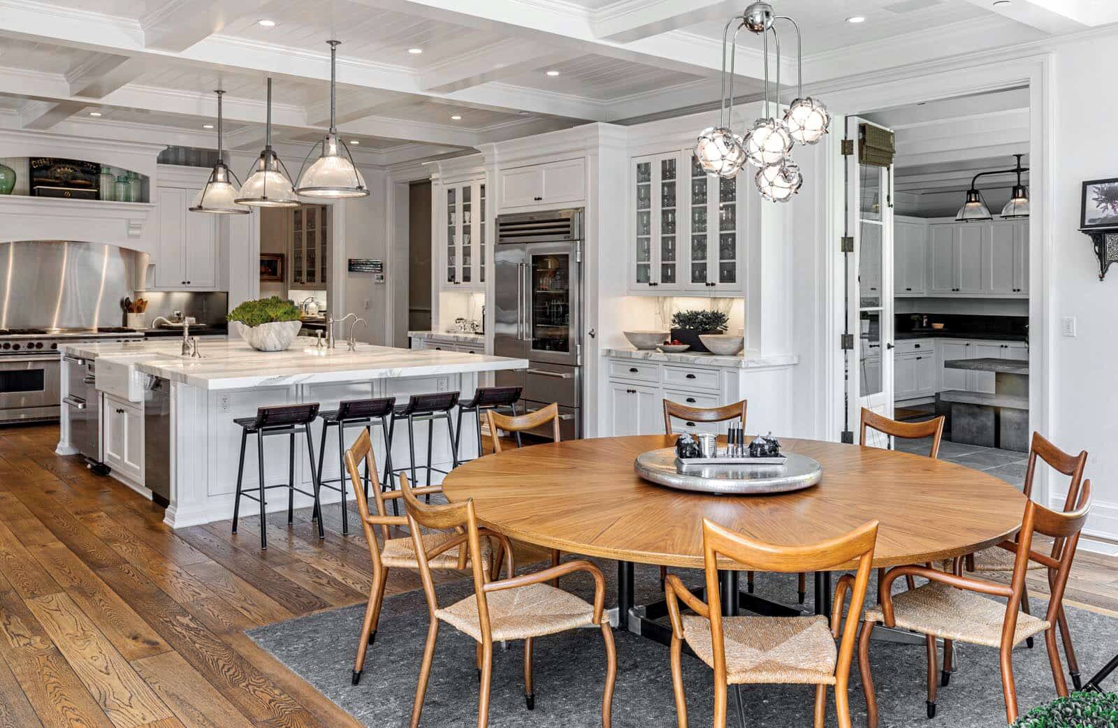 La cuisine principale est liée à l’une des multiples salles à manger et à la cuisine des employés.