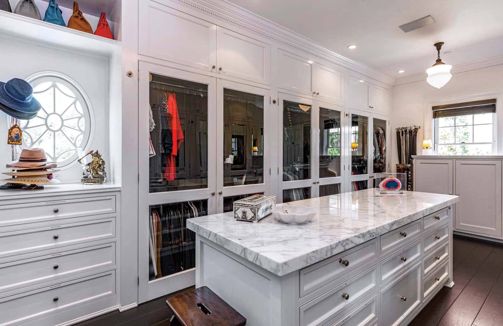 Le garde-robe et la salle de rangement rendent l’organisation facile.