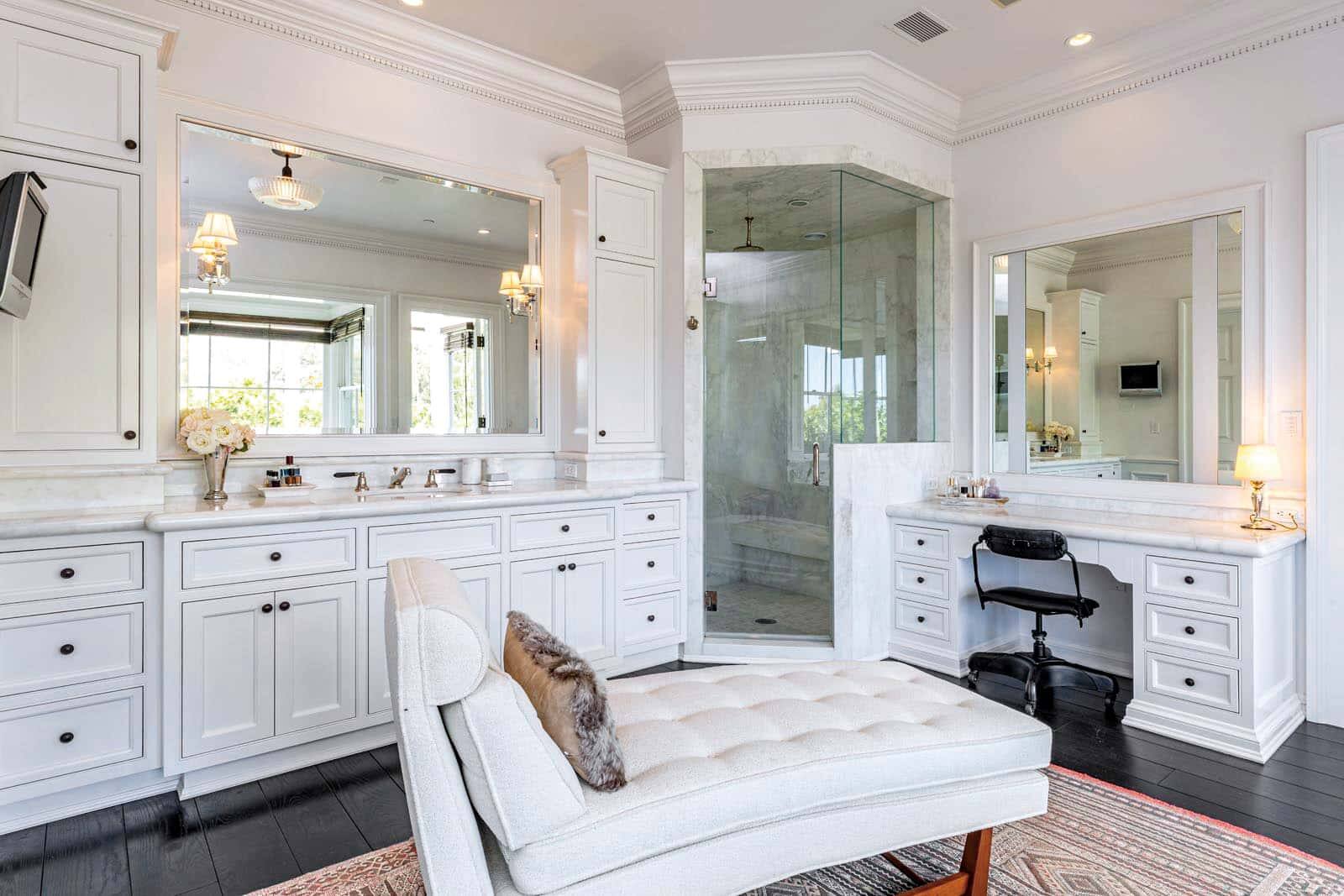 Les salles de bains disposent de hauts plafonds et d’un excellent éclairage. Il y en a 11 en tout!