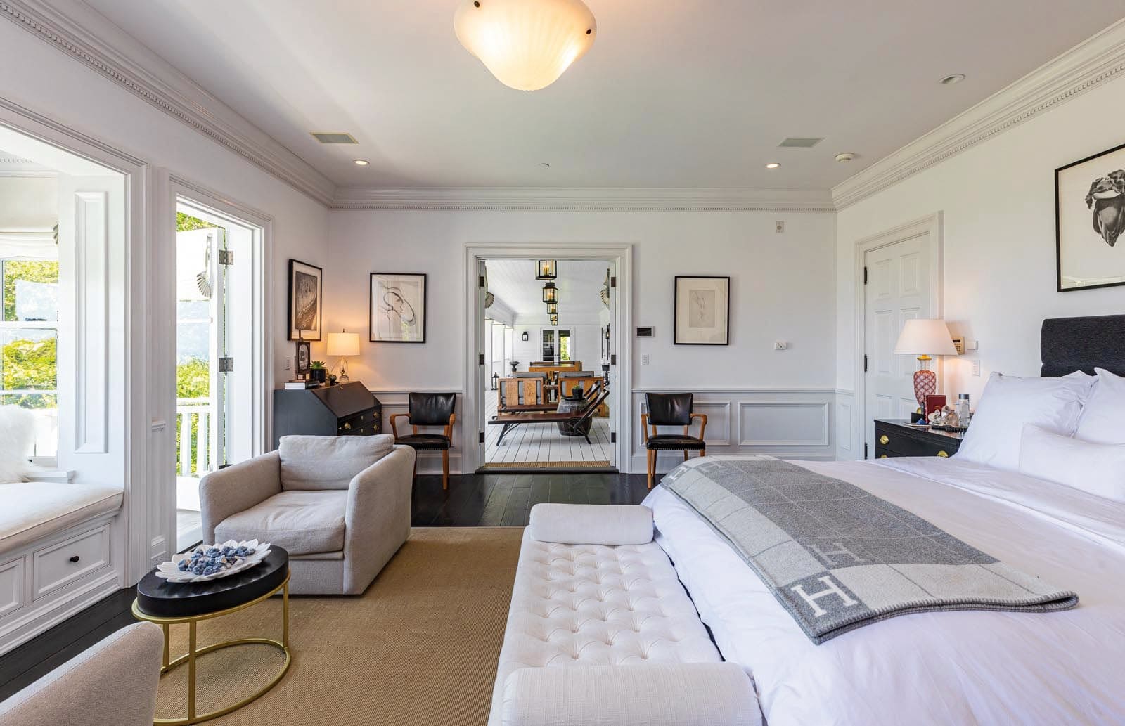 Les six chambres offrent une vue magnifique sur le terrain privé, alors que la chambre principale, en plus de sa propre salle de bains, a une salle de détente et un balcon spacieux.