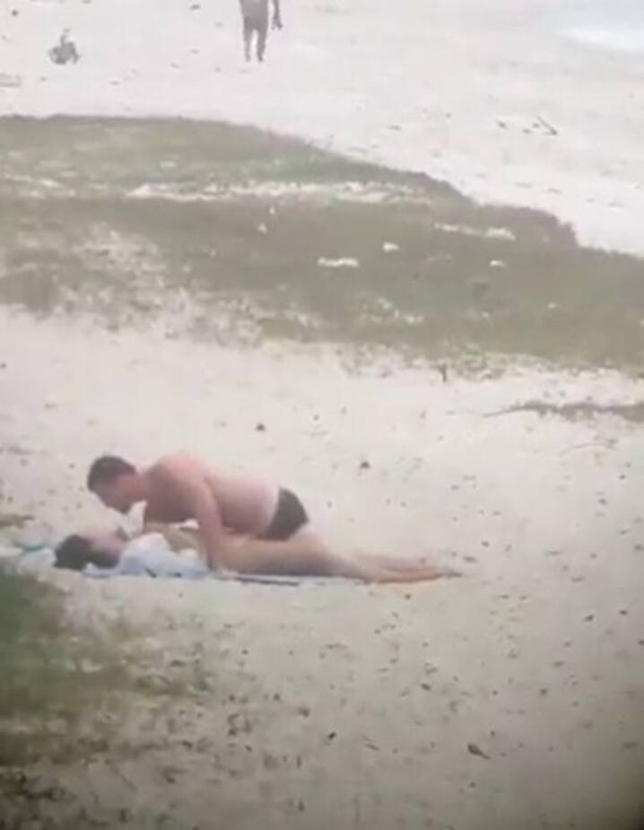 Un Couple Arrete Pour Avoir Fait L Amour Sur La Plage Dans Un Lieu Frequente Par Les Touristes Le Sac De Chips Un Couple Arrete Pour Avoir Fait L Amour Sur La Plage Dans Un Lieu Frequente Par Les Touristes Le Sac De Chips