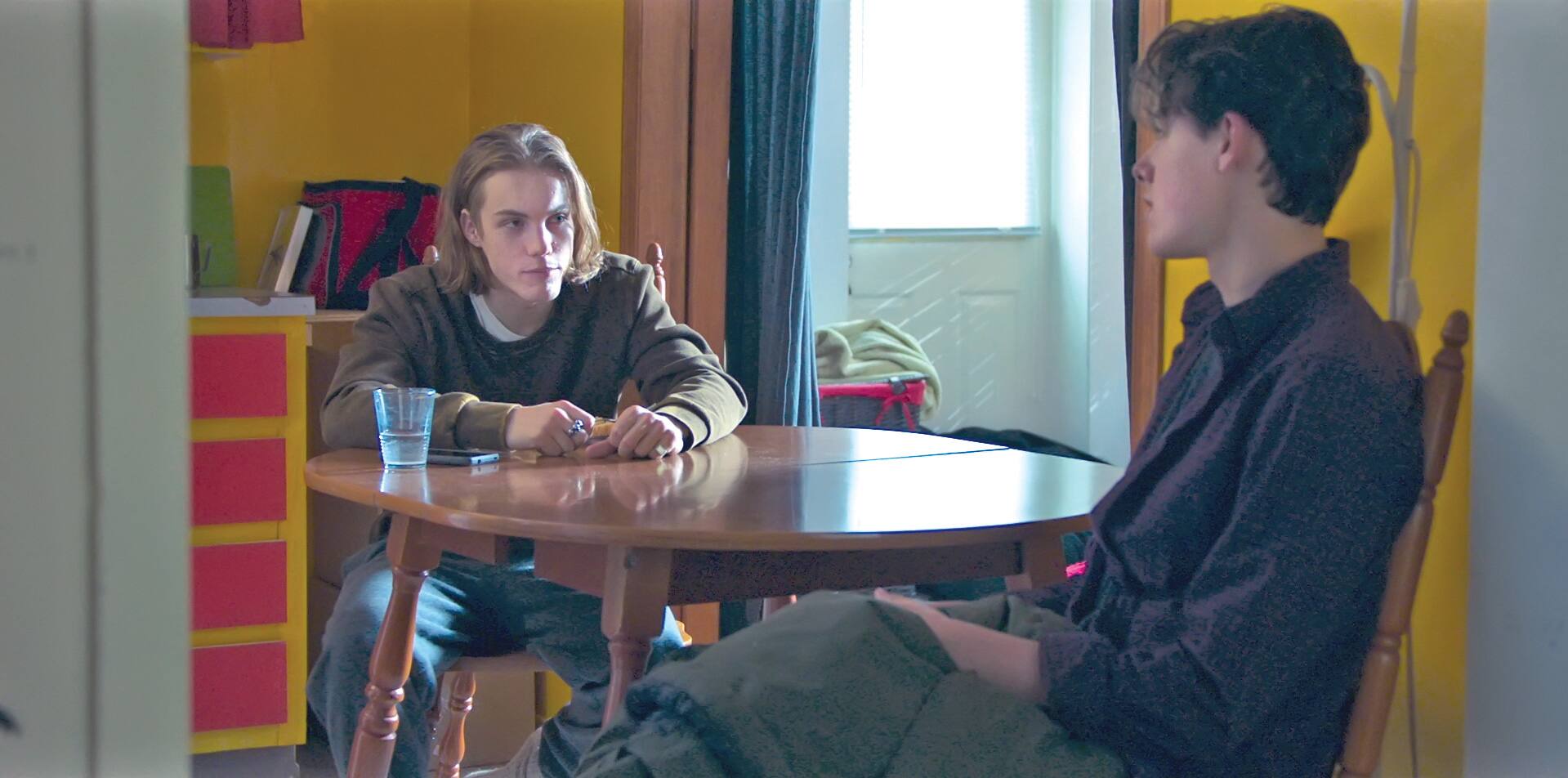 Toby (Antoine Desrochers) juge nécessaire de mettre les points sur les i avec William (Henri Richer-Picard).