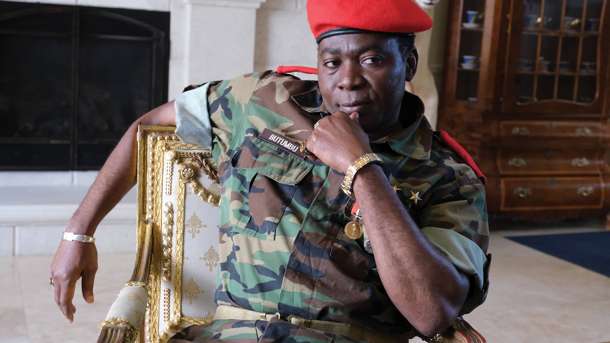 Le général Butumbu (Hamidou Savadogo) réserve toute une surprise au général Charette.