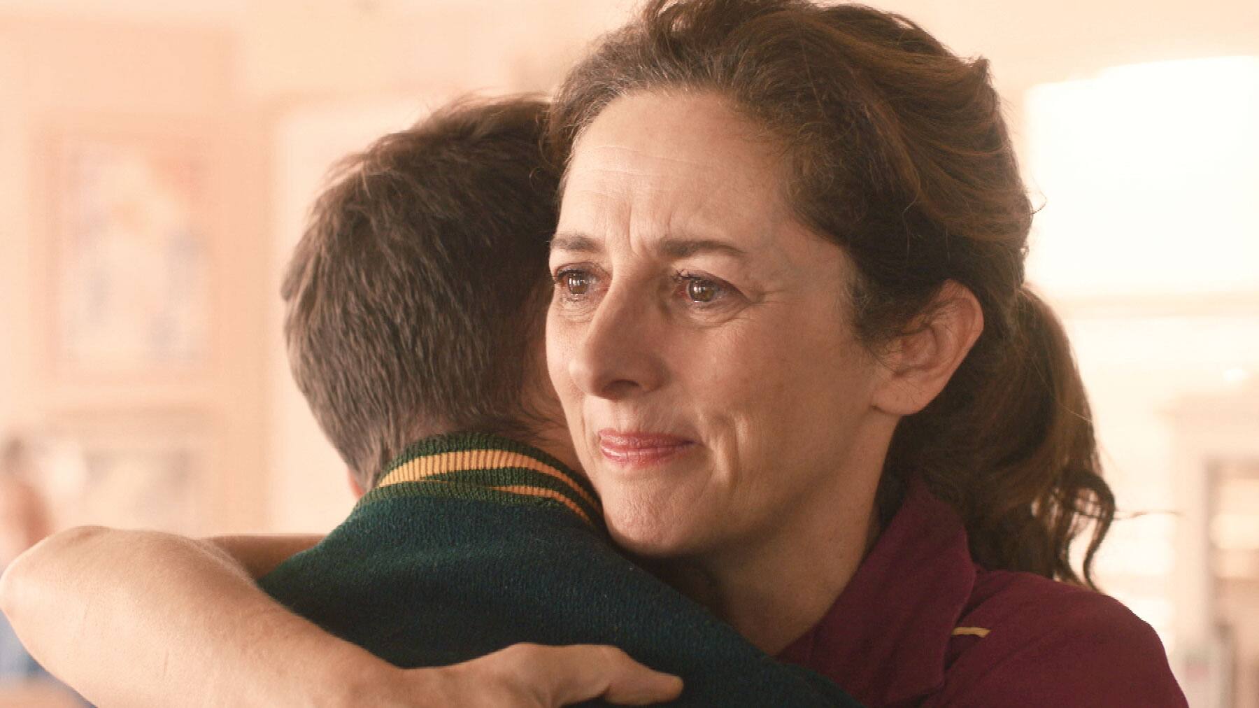 Le cœur gros, Karine (Isabelle Brouillette) laisse partir son fils aîné.