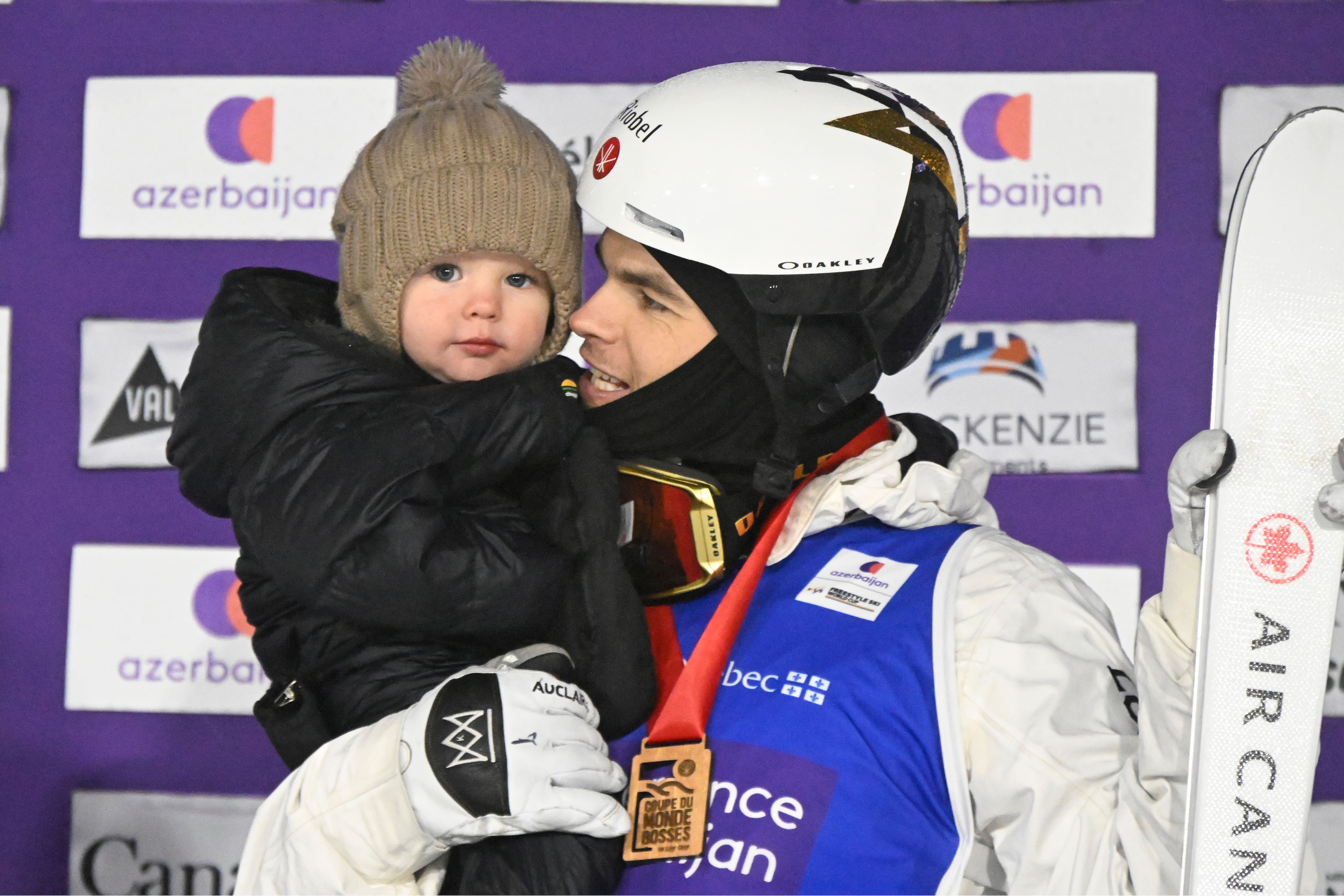 Le prolifique skieur de bosses québécois remporte chez lui sa 100e victoire sur le circuit de la Coupe du monde.